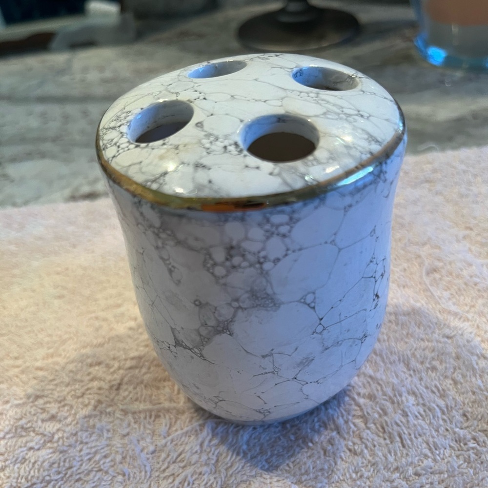 Marble pattern toothbrush holder